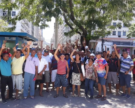 Pescadores artesanais, catadores de caranguejo...se manifestam em Niteroi sobre vazamento de óleo na Baía da Guanabara em 2000 (16/12/2019)