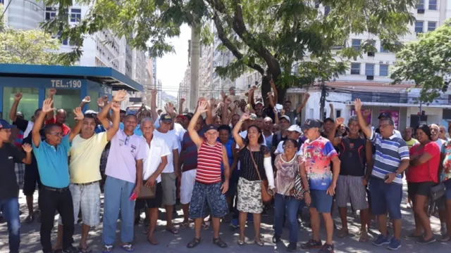 Pescadores artesanais, catadores de caranguejo...se manifestam em Niteroi sobre vazamento de óleo na Baía da Guanabara em 2000 (16/12/2019)