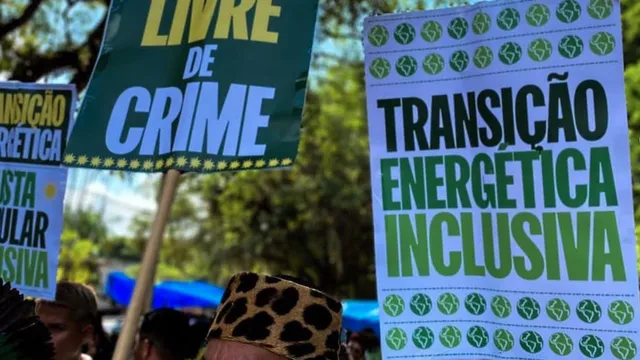 Participantes de mobilização pela proteção da floresta seguram cartazes pela transição energética, nas ruas de Belém, durante a Cúpula da Amazônia. Foto: @nayjinknss @anamendes_anamendes
