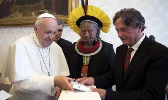 Cacique Raoní se encontrou com papa Francisco, no Vaticano, em 2019, e recebeu apoio do pontífice para a causa indígena