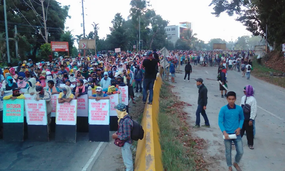 More than 6,000 farmers from Makilala, Mlang, Tulunan, Magpet, Roxas, Antipas, Arakan towns and Kidapawan City set up a barricade near the National Food Authority (NFA) warehouse in Kidapawan City to press for funds and support for local farmers victimized by El Nino. (c) Pinoy Weekly