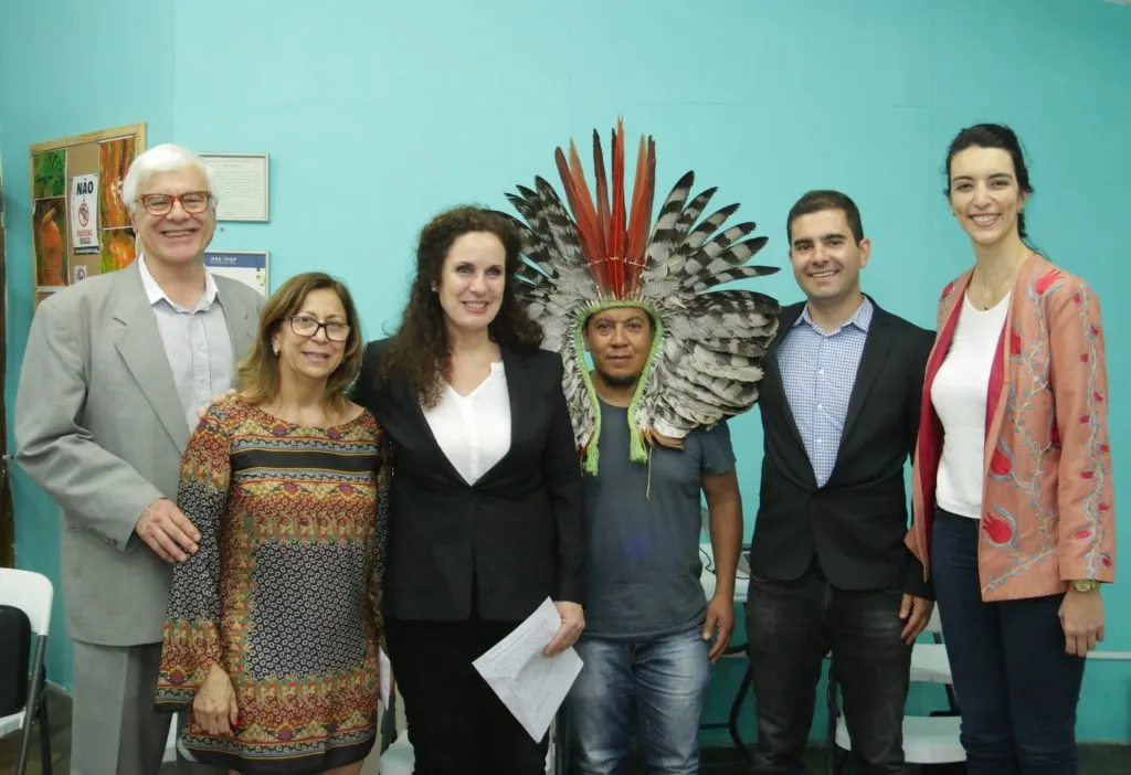 Participaram do evento Roberto Gava (à esquerda), um dos fundadores e diretor da Arayara; Rosane de Souza, representantes do Brasil do Programa Cidades; Elizabeth Ryan, vice-diretora do Cities Programme; Cacique Kretã Kaingange, diretor da Associação dos Povos Indígenas do Brasil (Apib), Rodolpho Feijó e Nicole Figueiredo de Oliveira, diretora da Arayara.