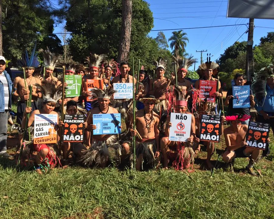 Jovens indígena reunidos na 10a Grande Assembleia Terena, na aldeia Buriti, dizem não ao fracking (Foto: 350Brasil/COESUS). 