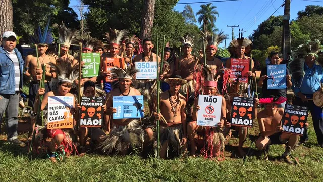 Jovens indígena reunidos na 10a Grande Assembleia Terena, na aldeia Buriti, dizem não ao fracking (Foto: 350Brasil/COESUS). 