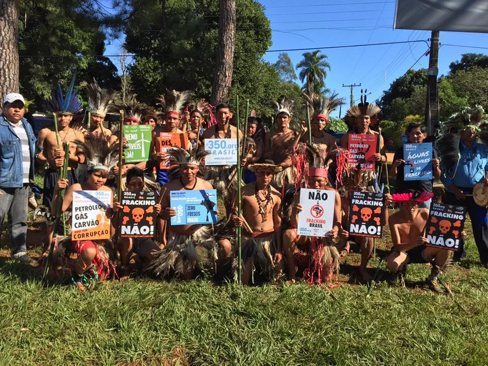 Jovens indígena reunidos na 10a Grande Assembleia Terena, na aldeia Buriti, dizem não ao fracking (Foto: 350Brasil/COESUS). 