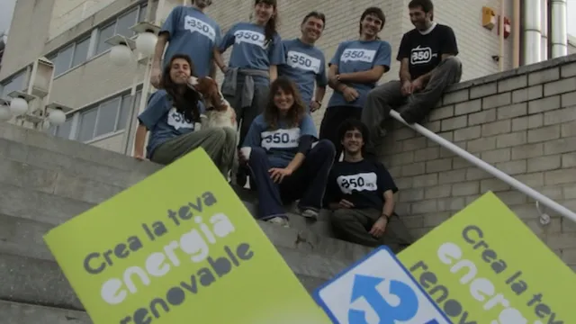 Som Energia cooperative members sitting on stairs
