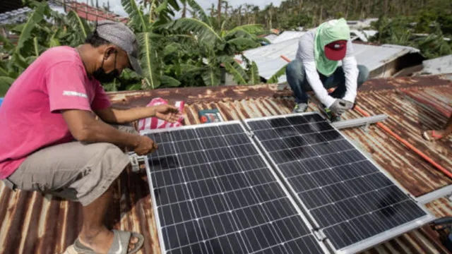 RE-serve volunteers mounted the solar panels on top of San Agustin Barangay Hall.
