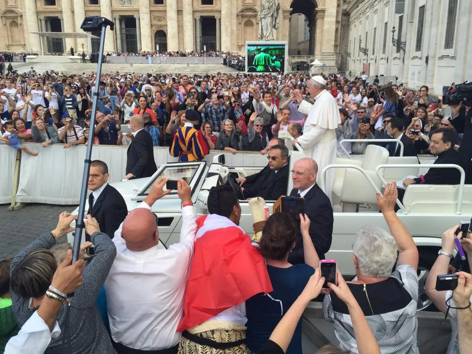 Sylvester Loloa handing over the mat from Tonga to the Popes guard