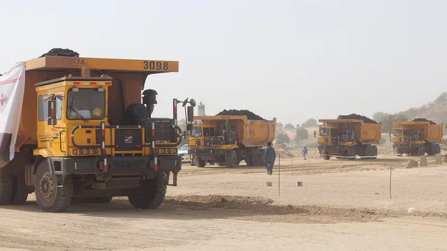Thar-coal-being-transported-to-the-EPTL-power-plant1-Photo-credit-SECMC-1.jpg