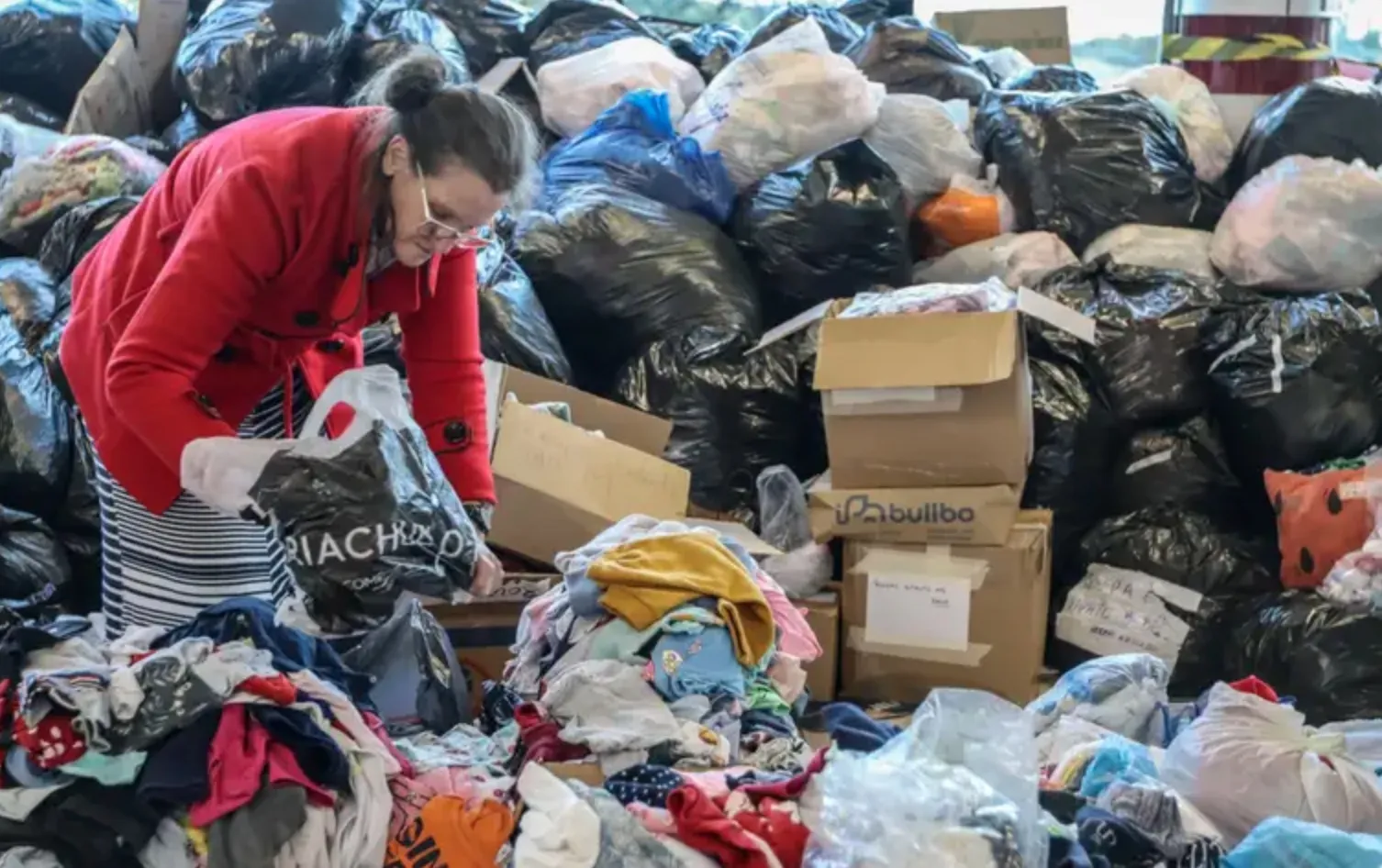 Woman works in a triage center of donations to the families affected by the floods in Rio Grande do Suyl, Brazil. Credit: Rafa Neddermeyer/Agência Brasil