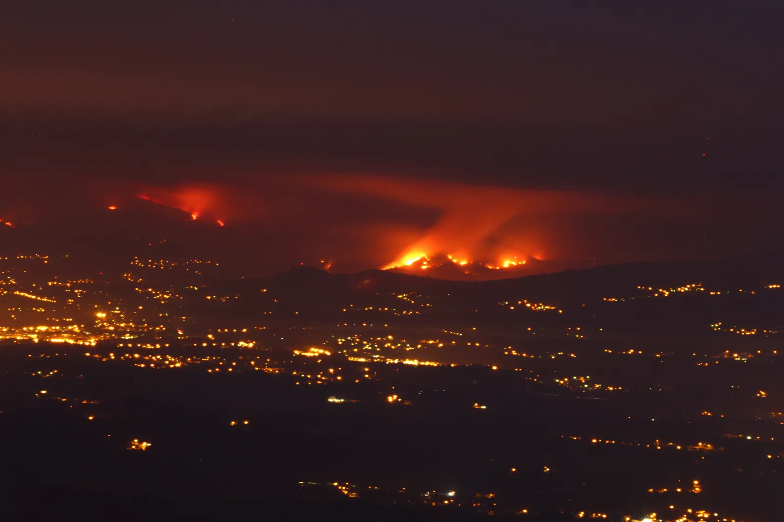 ¿Un_volcán_en_erupción_en_el_norte_de_Portugal__19844339654.jpg