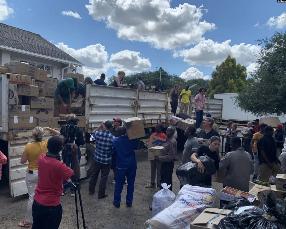 Volunteers transferring goods to Chimanimani