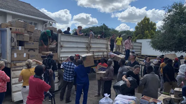 Volunteers transferring goods to Chimanimani