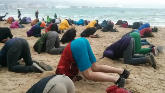 Wellington-heads-in-sand-close-up11.jpg