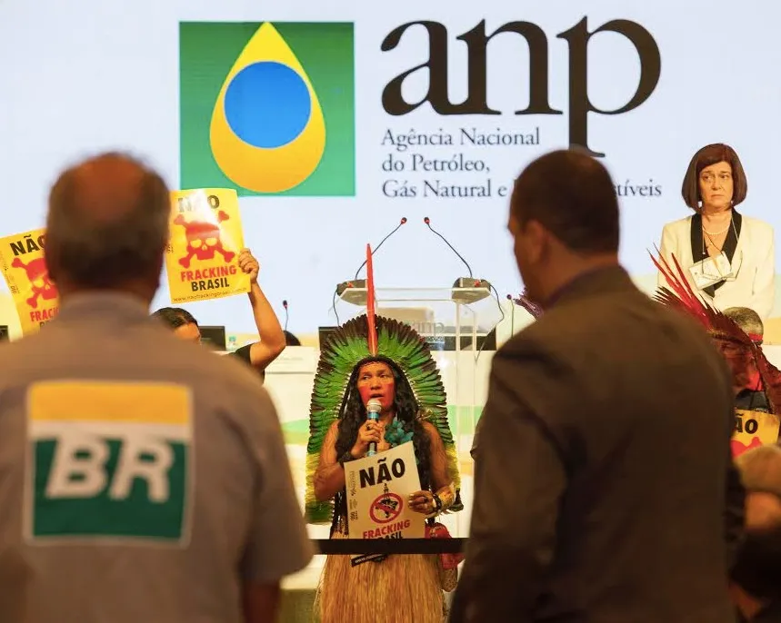 Protesto durante 13ª Rodada de Leilões da ANP realizado em outubro de 2015.
