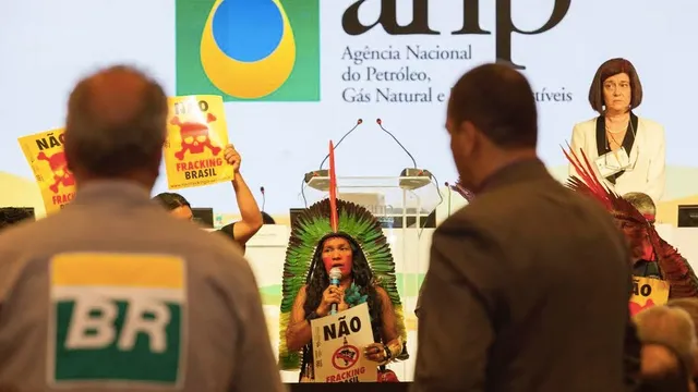 Protesto durante 13ª Rodada de Leilões da ANP realizado em outubro de 2015.