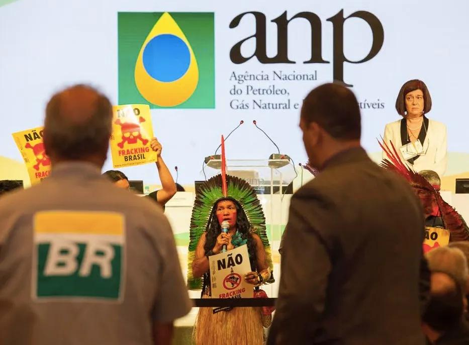Protesto durante 13ª Rodada de Leilões da ANP realizado em outubro de 2015.