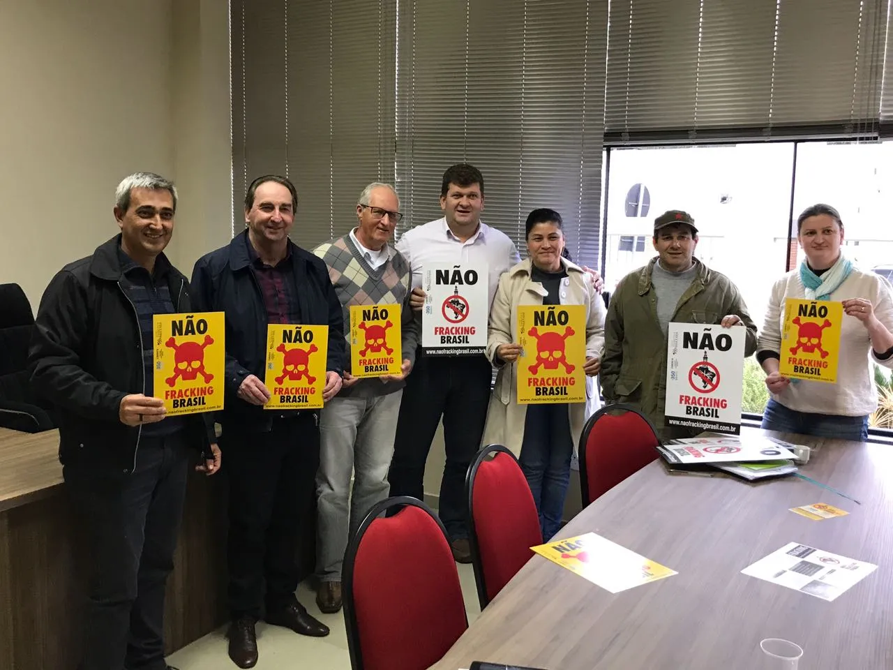 Reunião da coordenação da campanha Não Fracking Sudoeste na Associação dos Municípios do Sudoeste – AMSOP: Reginaldo Urbano Argentina (à esquerda), José Kresteniuk diretor da AMSOP, Luiz Pirin da Território, Esmeralda Gusmão, Gelsi Dutra e Elisângela Bellandi Loss da Assesoar.
