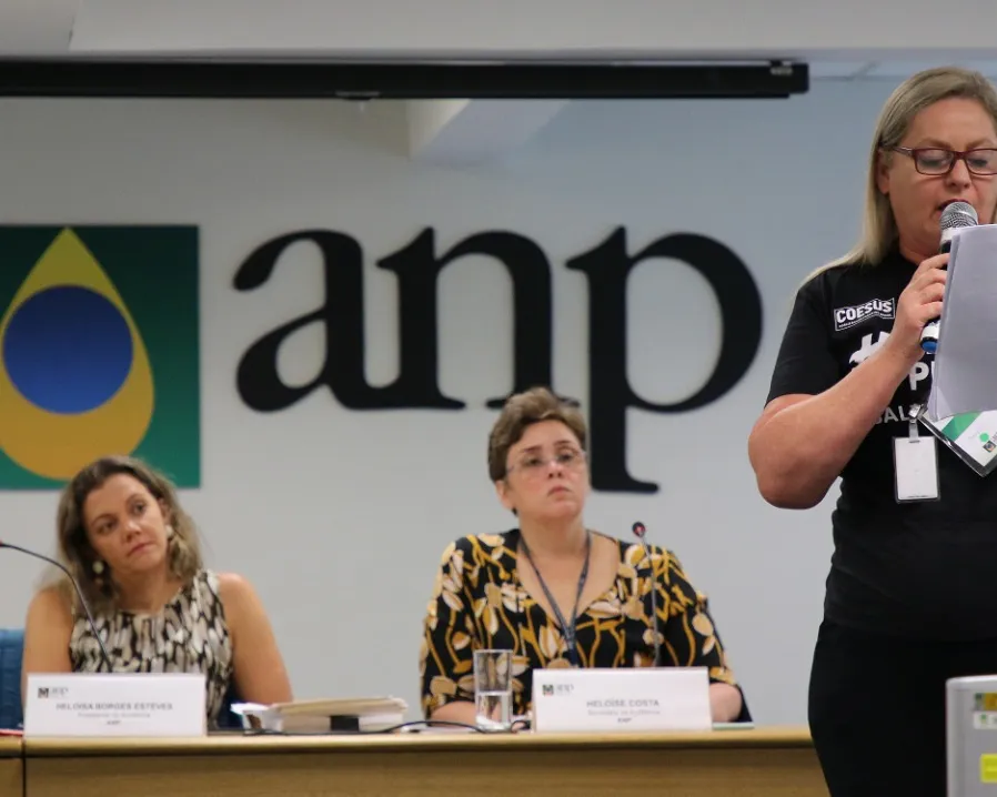 Suelita Rocker na ANP protesta contra leilões fósseis