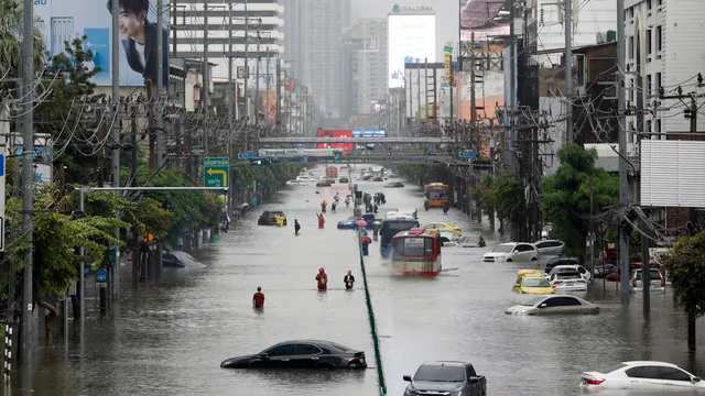 September 2026 – Cars submerged along Phetchaburi Road in central Bangkok.