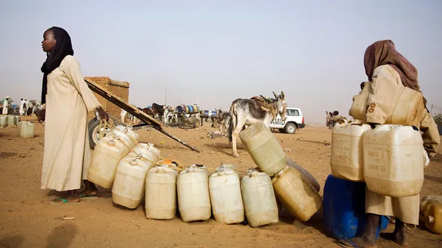 12 May 2010. Abu Shouk: Water point in Abu Shouk IDP Camp. 84.000 people collect water everyday from the only water point in the area. Each family has de right to collect water twice per week with, as maximum, 15 recipients of 8 liters each. They pay only
