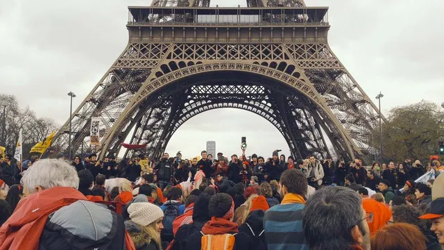 d12-eiffel-bg-1.jpg