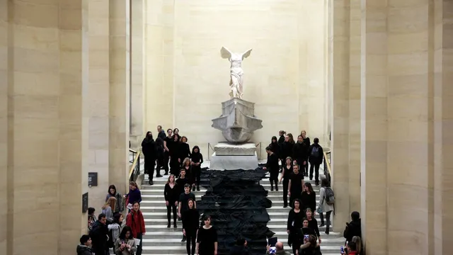 des-militants-opposes-aux-energies-fossiles-deposent-des-etoffes-noires-au-pied-de-la-victoire-de-samothrace-symbolisant-une-riviere-de-petrole-le-5-mars-2017-au-musee-du-louvre-a-paris_5836757.jpeg