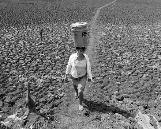 drought-carryingwater1
