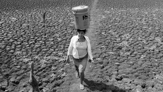 drought-carryingwater1