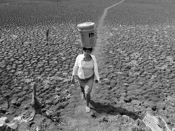 drought-carryingwater1
