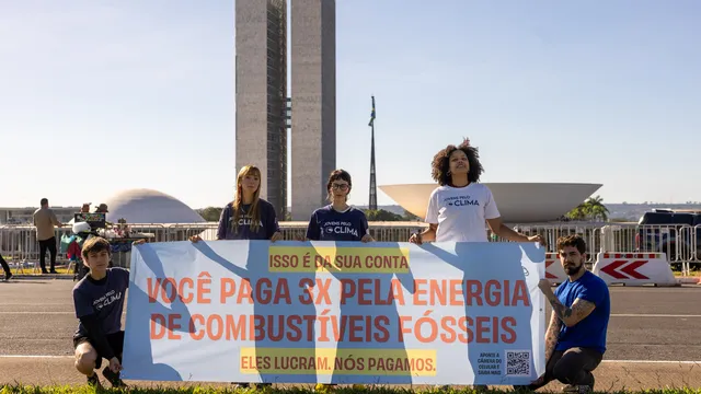 ativistas em Brasilia questionam custo da energia
