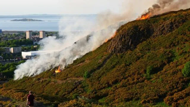 Des flammes et de la fumée s’élèvent d’un incendie près des ruines de la chapelle Saint-Antoine, dans le parc de Holyrood, à proximité d’Arthur’s Seat, à Édimbourg, en Écosse, ce lundi 25 mai 2026.