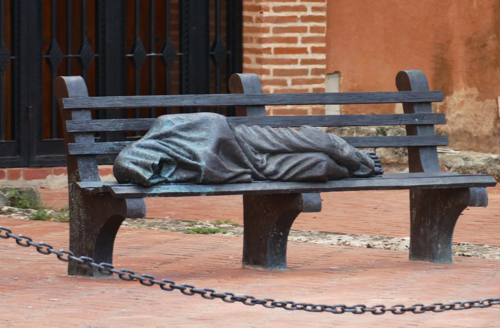 Personne à la rue dormant sur un banc