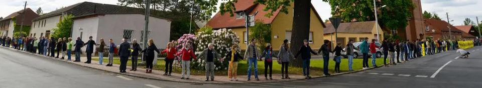 10,000s people will form 8km human chain between German and Polish villages
