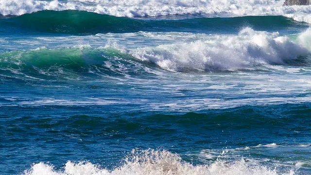 Vagues qui déferlent sur une plage