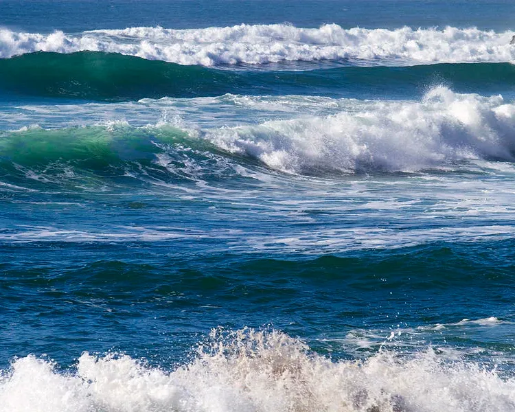 Vagues qui déferlent sur une plage