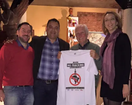 A agenda começou na casa do Senador Fernando Solanas, em Buenos Aires, com lideranças do movimento NO FRACKING da América Latina, entre eles Juan Pablo Olsson (à esquerda), Juliano Bueno de Araujo, Senador Fernando Solanas e Nicole Figueiredo de Oliveira.