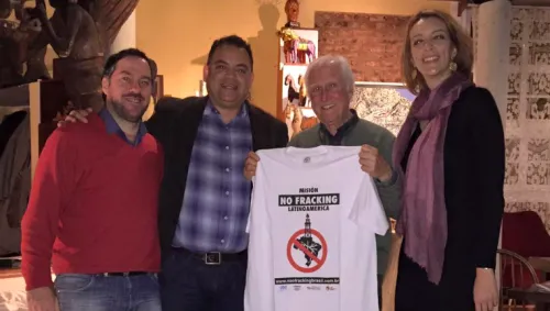 A agenda começou na casa do Senador Fernando Solanas, em Buenos Aires, com lideranças do movimento NO FRACKING da América Latina, entre eles Juan Pablo Olsson (à esquerda), Juliano Bueno de Araujo, Senador Fernando Solanas e Nicole Figueiredo de Oliveira.