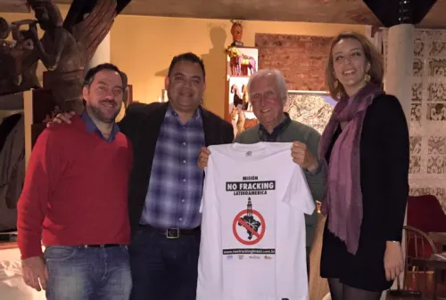 A agenda começou na casa do Senador Fernando Solanas, em Buenos Aires, com lideranças do movimento NO FRACKING da América Latina, entre eles Juan Pablo Olsson (à esquerda), Juliano Bueno de Araujo, Senador Fernando Solanas e Nicole Figueiredo de Oliveira.