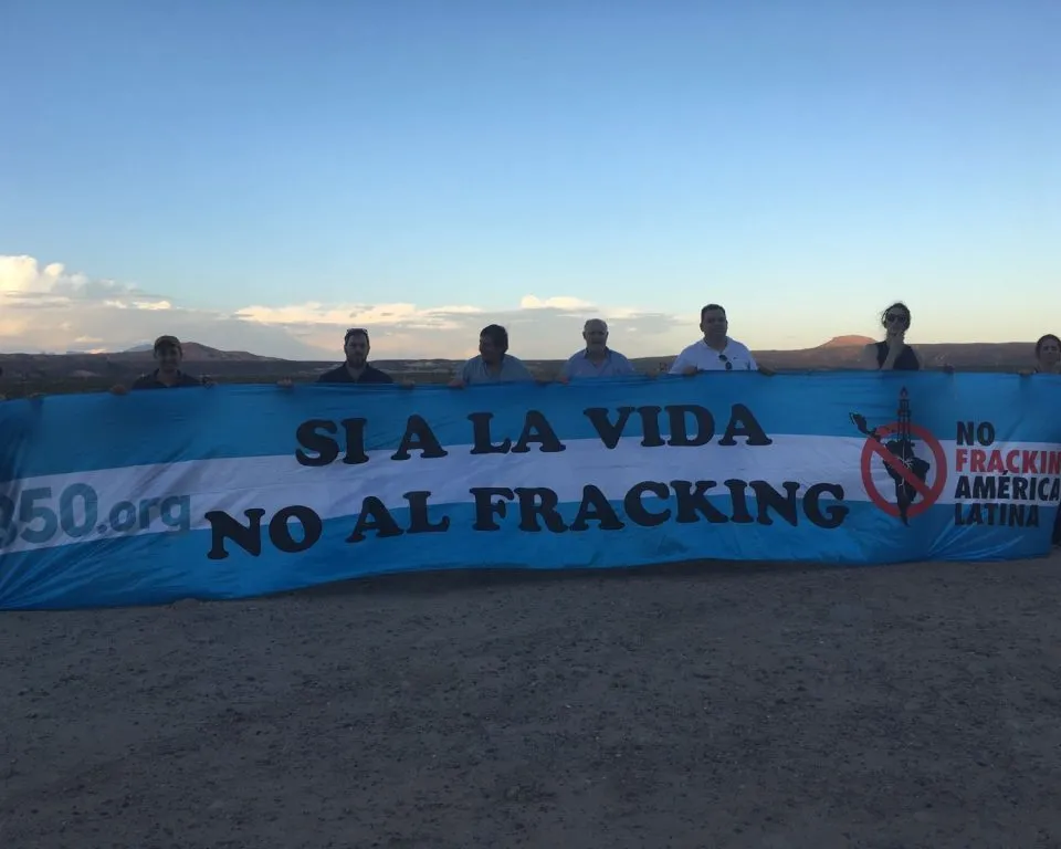 Membros da 350.org América Latina e da COESUS Latino-americana foram testemunhar os impactos do fracking na província de Neuquén, na Argentina (Foto: 350 América Latina).