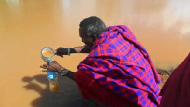 Pastor coletando água para beber em uma fonte contaminada, no norte da Tanzânia. Ele está entre os 650 milhões de pessoas sem acesso à água limpa e segura.