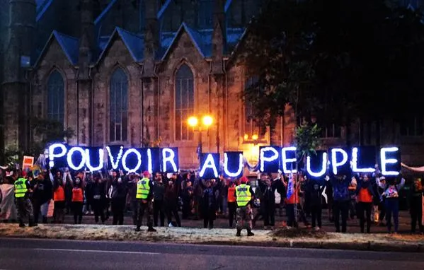People rally at the #DebatdesChefs with an important message for the leaders.