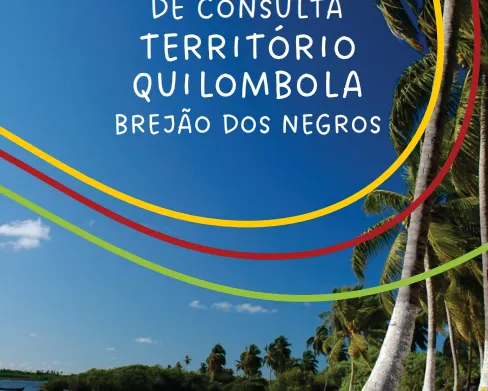 Capa do Protocolo de Consulta território Quilombola Brejão dos Negros. Mostra uma praia com canoas de pesca artesanal.