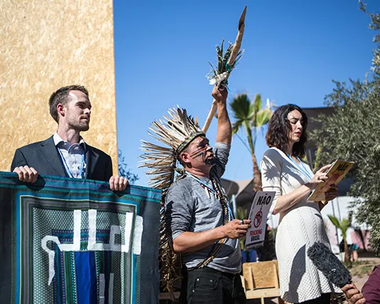 A supporter of the No Fracking Brazil campaign, chief Roberto Anacé, along with Nicole Figueiredo de Oliveira, participated at COP 22, the United Nations Conference on Climate Change, along with representatives of other traditional peoples (Photo: 350.org