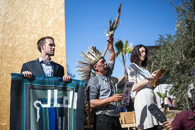 A supporter of the No Fracking Brazil campaign, chief Roberto Anacé, along with Nicole Figueiredo de Oliveira, participated at COP 22, the United Nations Conference on Climate Change, along with representatives of other traditional peoples (Photo: 350.org).