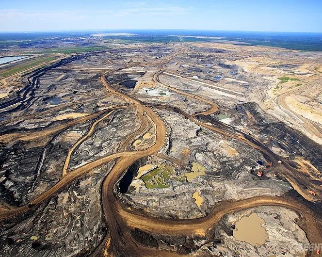 CANADA ALBERTA FORT MCMURRAY 20.07.2009 - Luftaufnahme der Syncrude Aurora Oelsand Mine in einem Waldgebiet noerdlich von Fort McMurray. Die Oelsande in Alberta sind ein Gemisch bestehend aus durchschnittlich 83 % Sand, 10 % Bitumen, 4 % Wasser und 3 % To
