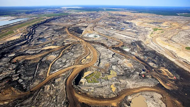 CANADA ALBERTA FORT MCMURRAY 20.07.2009 - Luftaufnahme der Syncrude Aurora Oelsand Mine in einem Waldgebiet noerdlich von Fort McMurray. Die Oelsande in Alberta sind ein Gemisch bestehend aus durchschnittlich 83 % Sand, 10 % Bitumen, 4 % Wasser und 3 % To