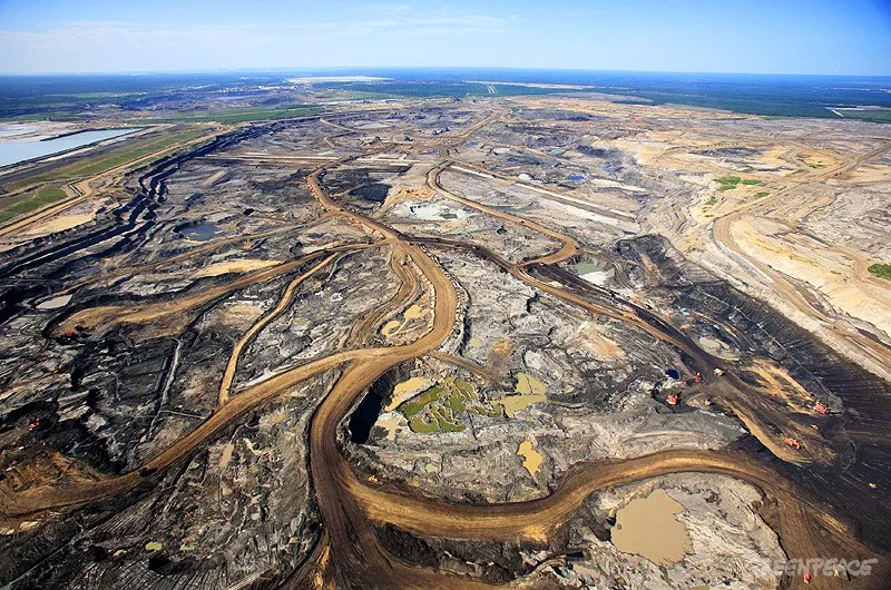 CANADA ALBERTA FORT MCMURRAY 20.07.2009 - Luftaufnahme der Syncrude Aurora Oelsand Mine in einem Waldgebiet noerdlich von Fort McMurray. Die Oelsande in Alberta sind ein Gemisch bestehend aus durchschnittlich 83 % Sand, 10 % Bitumen, 4 % Wasser und 3 % Ton Aerial view of Syncrude Aurora tarsands mine in the Boreal forest north of Fort McMurray, northern Alberta, Canada. © Jiri Rezac / Greenpeace