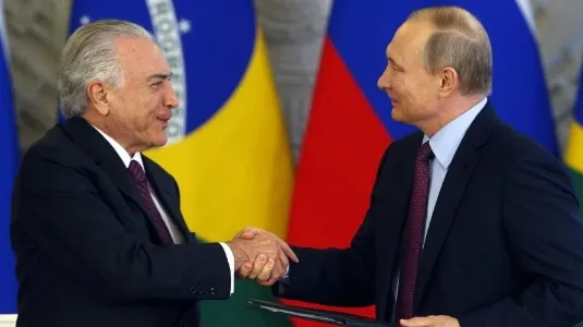 Temer e Putin assinam acordo em Moscow (Foto: Sergei Chirikov/Pool/Reuters).