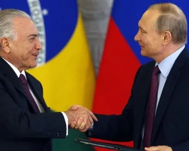 Temer e Putin assinam acordo em Moscow (Foto: Sergei Chirikov/Pool/Reuters).
